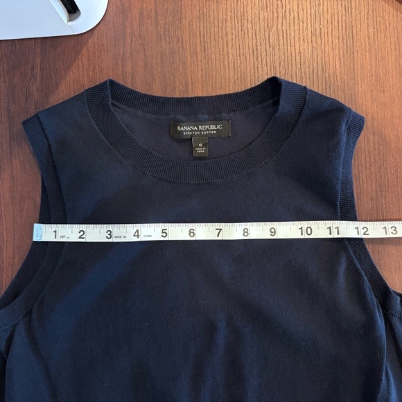 Banana Republic women’s sleeveless tank top in navy blue
Size small‎ . - Picture 8 of 9
